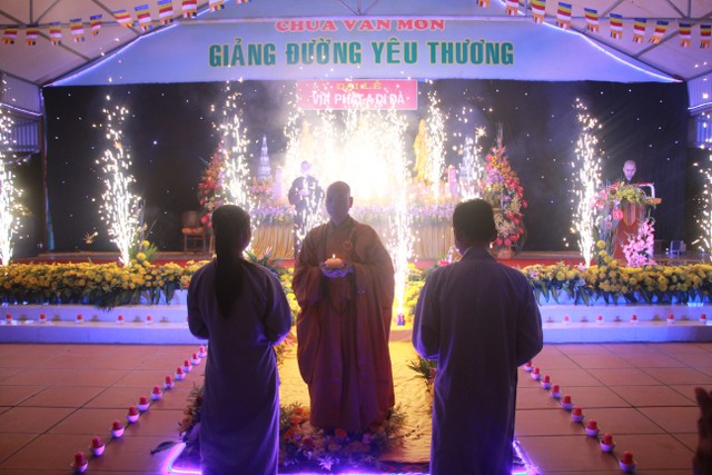 Thái Bình: Lễ vía Phật A Di Đà tại chùa Văn Môn