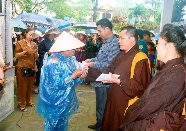 Bỉm Sơn: Phật giáo thị xã trao 150 suất quà hỗ trợ đồng bào Miền Trung