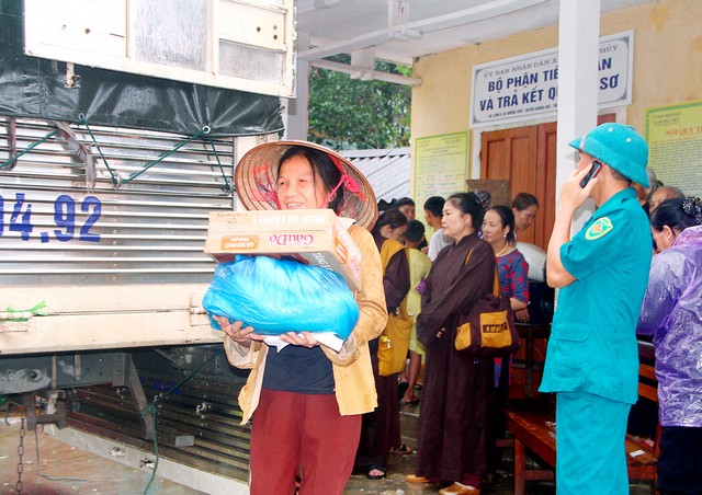 Bỉm Sơn: Phật giáo thị xã trao 150 suất quà hỗ trợ đồng bào Miền Trung