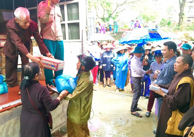 Bỉm Sơn: Phật giáo thị xã trao 150 suất quà hỗ trợ đồng bào Miền Trung