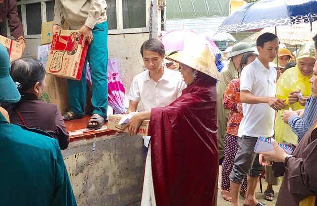 Bỉm Sơn: Phật giáo thị xã trao 150 suất quà hỗ trợ đồng bào Miền Trung