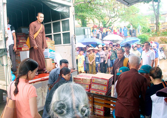 Bỉm Sơn: Phật giáo thị xã trao 150 suất quà hỗ trợ đồng bào Miền Trung