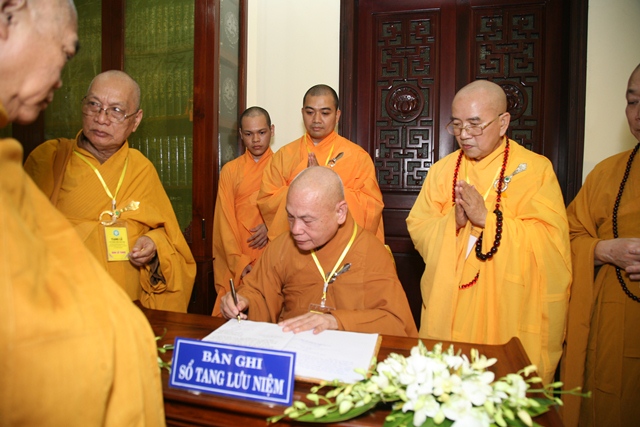 HĐCM và HĐTS viếng tang Cố Trưởng lão HT. Thích Chơn Thiện