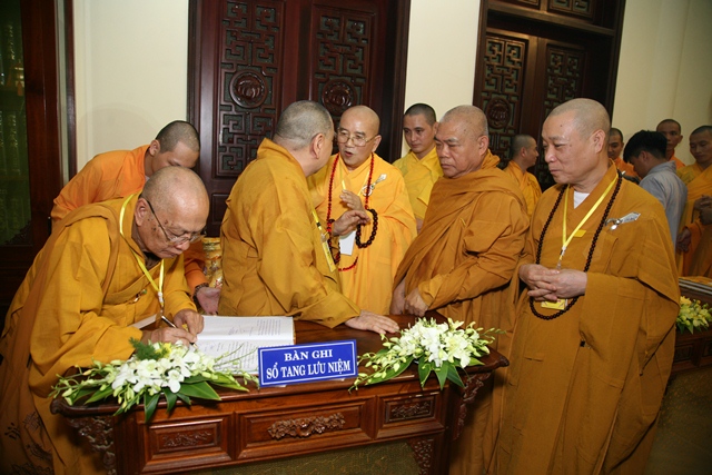 HĐCM và HĐTS viếng tang Cố Trưởng lão HT. Thích Chơn Thiện