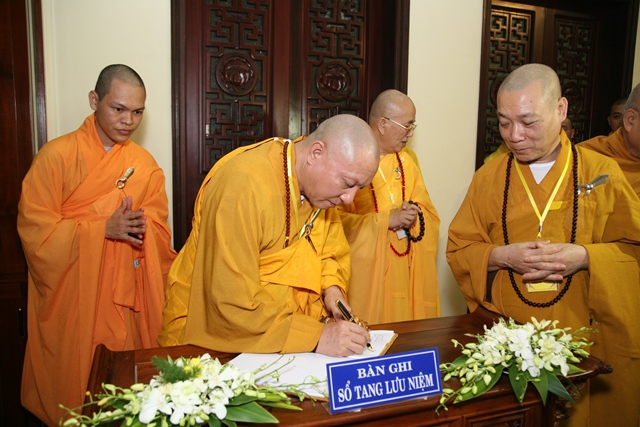 HĐCM và HĐTS viếng tang Cố Trưởng lão HT. Thích Chơn Thiện