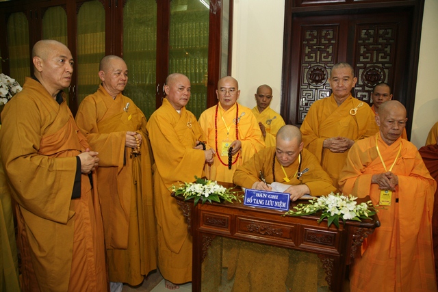 HĐCM và HĐTS viếng tang Cố Trưởng lão HT. Thích Chơn Thiện