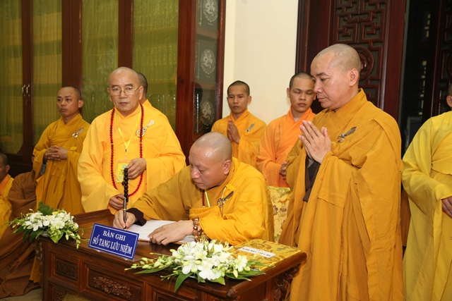 HĐCM và HĐTS viếng tang Cố Trưởng lão HT. Thích Chơn Thiện