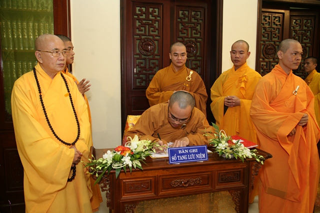 Chùm ảnh: Các phái đoàn viếng tang Cố Trưởng lão HT. Thích Chơn Thiện ngày 12/11