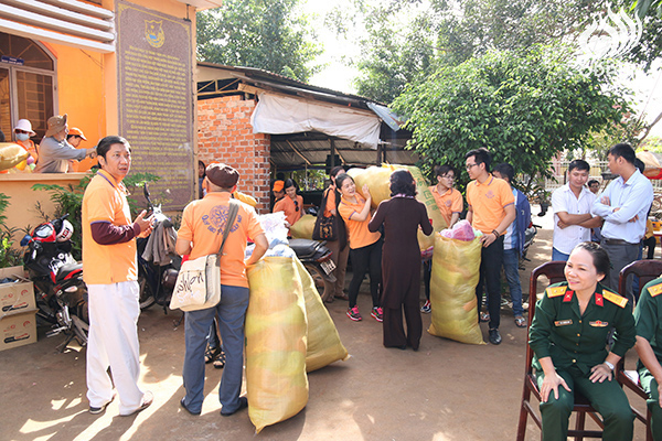 Quỹ Đạo Phật Ngày Nay: Tổng Kết Chương Trình  “Quà Tết Yêu Thương” cho kiều bào hồi hương tại hồ Dầu Tiếng - Tây Ninh (C92)