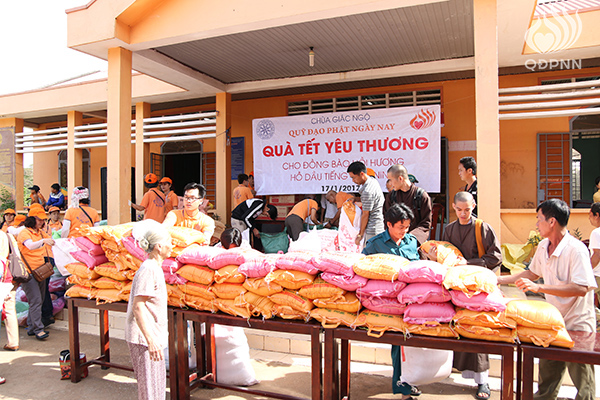Quỹ Đạo Phật Ngày Nay: Tổng Kết Chương Trình  “Quà Tết Yêu Thương” cho kiều bào hồi hương tại hồ Dầu Tiếng - Tây Ninh (C92)