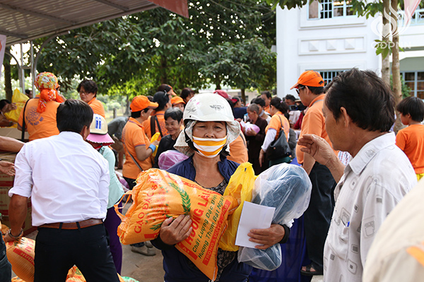 Quỹ Đạo Phật Ngày Nay: Tổng Kết Chương Trình  “Quà Tết Yêu Thương” cho kiều bào hồi hương tại hồ Dầu Tiếng - Tây Ninh (C92)