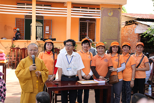 Quỹ Đạo Phật Ngày Nay: Tổng Kết Chương Trình  “Quà Tết Yêu Thương” cho kiều bào hồi hương tại hồ Dầu Tiếng - Tây Ninh (C92)