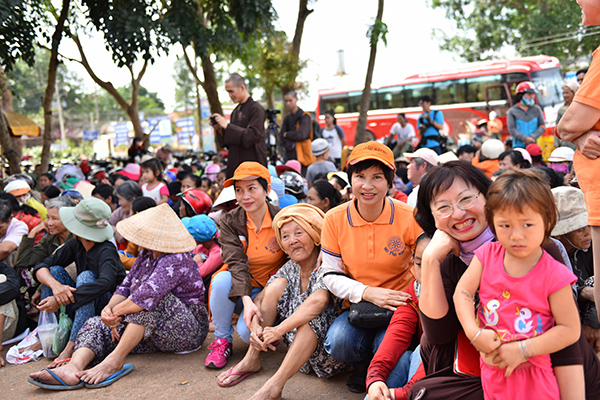 Quỹ Đạo Phật Ngày Nay: Tổng Kết Chương Trình  “Quà Tết Yêu Thương” cho kiều bào hồi hương tại hồ Dầu Tiếng - Tây Ninh (C92)