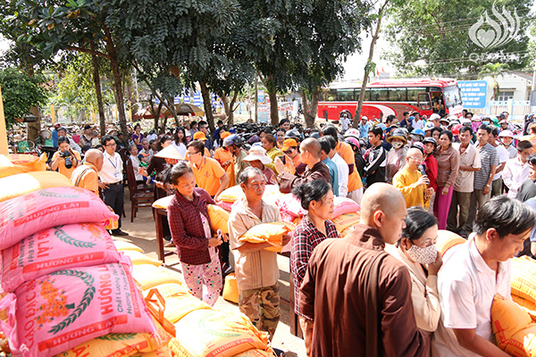 Quỹ Đạo Phật Ngày Nay: Tổng Kết Chương Trình  “Quà Tết Yêu Thương” cho kiều bào hồi hương tại hồ Dầu Tiếng - Tây Ninh (C92)