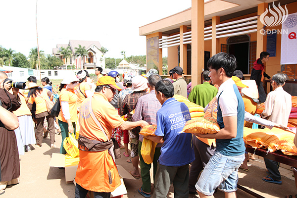 Quỹ Đạo Phật Ngày Nay: Tổng Kết Chương Trình  “Quà Tết Yêu Thương” cho kiều bào hồi hương tại hồ Dầu Tiếng - Tây Ninh (C92)
