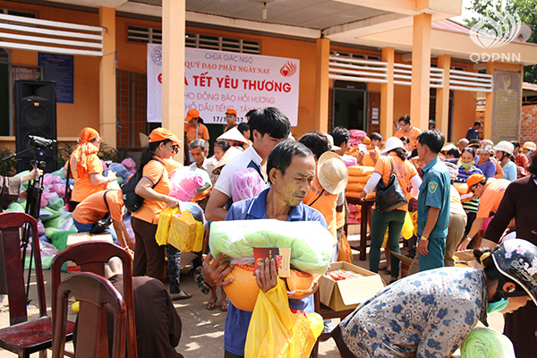 Quỹ Đạo Phật Ngày Nay: Tổng Kết Chương Trình  “Quà Tết Yêu Thương” cho kiều bào hồi hương tại hồ Dầu Tiếng - Tây Ninh (C92)