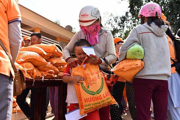 Quỹ Đạo Phật Ngày Nay: Tổng Kết Chương Trình  “Quà Tết Yêu Thương” cho kiều bào hồi hương tại hồ Dầu Tiếng - Tây Ninh (C92)