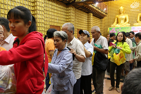 Quỹ Đạo Phật Ngày Nay - Tổng kết chương trình Quà Tết Yêu Thương - Đợt 2 tại TP. Hồ Chí Minh, Hà Tĩnh, Quảng Ngãi (C95)