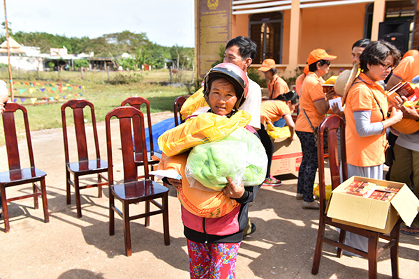 Quỹ Đạo Phật Ngày Nay: Tổng Kết Chương Trình  “Quà Tết Yêu Thương” cho kiều bào hồi hương tại hồ Dầu Tiếng - Tây Ninh (C92)