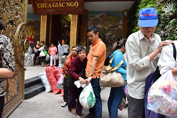Quỹ Đạo Phật Ngày Nay - Tổng kết chương trình Quà Tết Yêu Thương - Đợt 2 tại TP. Hồ Chí Minh, Hà Tĩnh, Quảng Ngãi (C95)