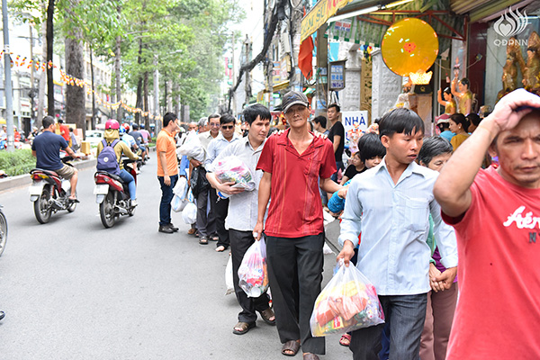Quỹ Đạo Phật Ngày Nay - Tổng kết chương trình Quà Tết Yêu Thương - Đợt 2 tại TP. Hồ Chí Minh, Hà Tĩnh, Quảng Ngãi (C95)