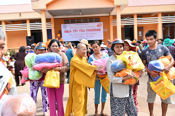 Quỹ Đạo Phật Ngày Nay: Tổng Kết Chương Trình  “Quà Tết Yêu Thương” cho kiều bào hồi hương tại hồ Dầu Tiếng - Tây Ninh (C92)