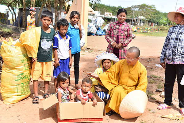 Quỹ Đạo Phật Ngày Nay: Tổng Kết Chương Trình  “Quà Tết Yêu Thương” cho kiều bào hồi hương tại hồ Dầu Tiếng - Tây Ninh (C92)