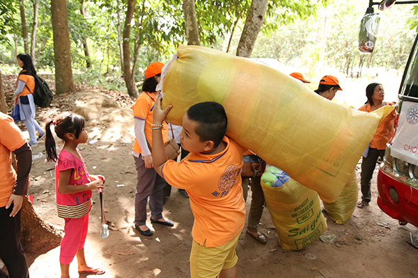 Quỹ Đạo Phật Ngày Nay: Tổng Kết Chương Trình  “Quà Tết Yêu Thương” cho kiều bào hồi hương tại hồ Dầu Tiếng - Tây Ninh (C92)
