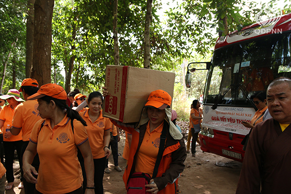 Quỹ Đạo Phật Ngày Nay: Tổng Kết Chương Trình  “Quà Tết Yêu Thương” cho kiều bào hồi hương tại hồ Dầu Tiếng - Tây Ninh (C92)