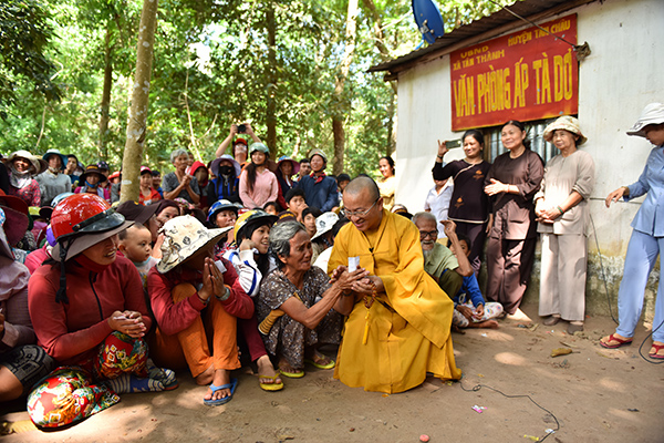 Quỹ Đạo Phật Ngày Nay: Tổng Kết Chương Trình  “Quà Tết Yêu Thương” cho kiều bào hồi hương tại hồ Dầu Tiếng - Tây Ninh (C92)