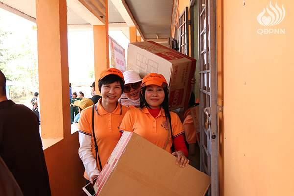 Quỹ Đạo Phật Ngày Nay: Tổng Kết Chương Trình  “Quà Tết Yêu Thương” cho kiều bào hồi hương tại hồ Dầu Tiếng - Tây Ninh (C92)