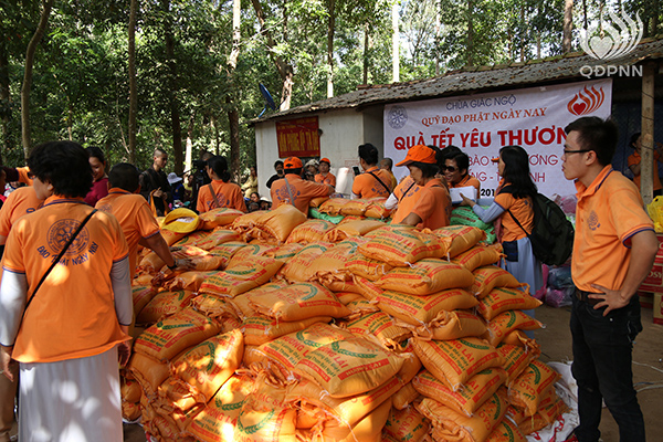 Quỹ Đạo Phật Ngày Nay: Tổng Kết Chương Trình  “Quà Tết Yêu Thương” cho kiều bào hồi hương tại hồ Dầu Tiếng - Tây Ninh (C92)