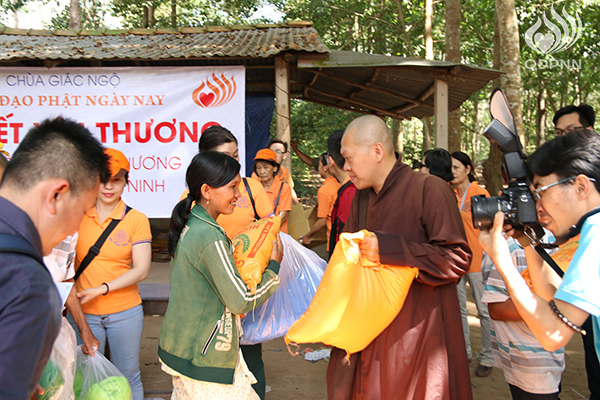 Quỹ Đạo Phật Ngày Nay: Tổng Kết Chương Trình  “Quà Tết Yêu Thương” cho kiều bào hồi hương tại hồ Dầu Tiếng - Tây Ninh (C92)