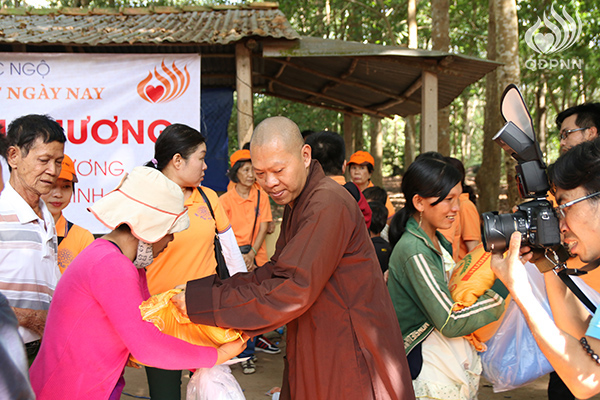 Quỹ Đạo Phật Ngày Nay: Tổng Kết Chương Trình  “Quà Tết Yêu Thương” cho kiều bào hồi hương tại hồ Dầu Tiếng - Tây Ninh (C92)