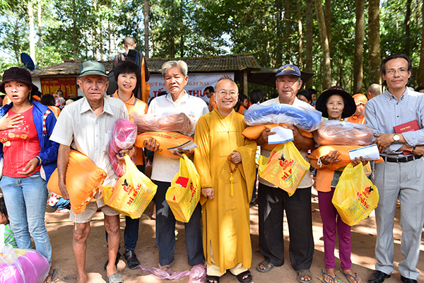 Quỹ Đạo Phật Ngày Nay: Tổng Kết Chương Trình  “Quà Tết Yêu Thương” cho kiều bào hồi hương tại hồ Dầu Tiếng - Tây Ninh (C92)