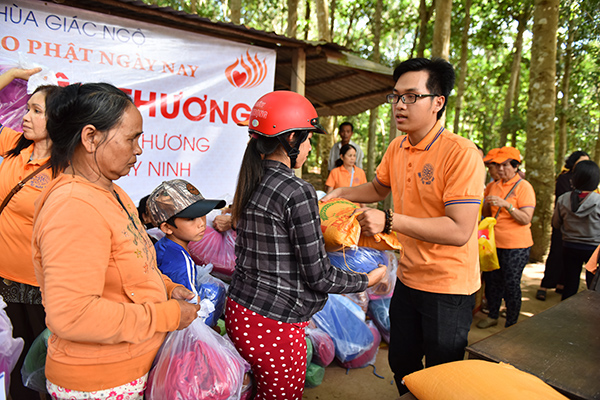 Quỹ Đạo Phật Ngày Nay: Tổng Kết Chương Trình  “Quà Tết Yêu Thương” cho kiều bào hồi hương tại hồ Dầu Tiếng - Tây Ninh (C92)