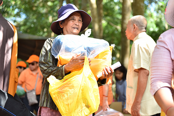 Quỹ Đạo Phật Ngày Nay: Tổng Kết Chương Trình  “Quà Tết Yêu Thương” cho kiều bào hồi hương tại hồ Dầu Tiếng - Tây Ninh (C92)