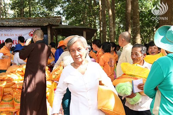 Quỹ Đạo Phật Ngày Nay: Tổng Kết Chương Trình  “Quà Tết Yêu Thương” cho kiều bào hồi hương tại hồ Dầu Tiếng - Tây Ninh (C92)