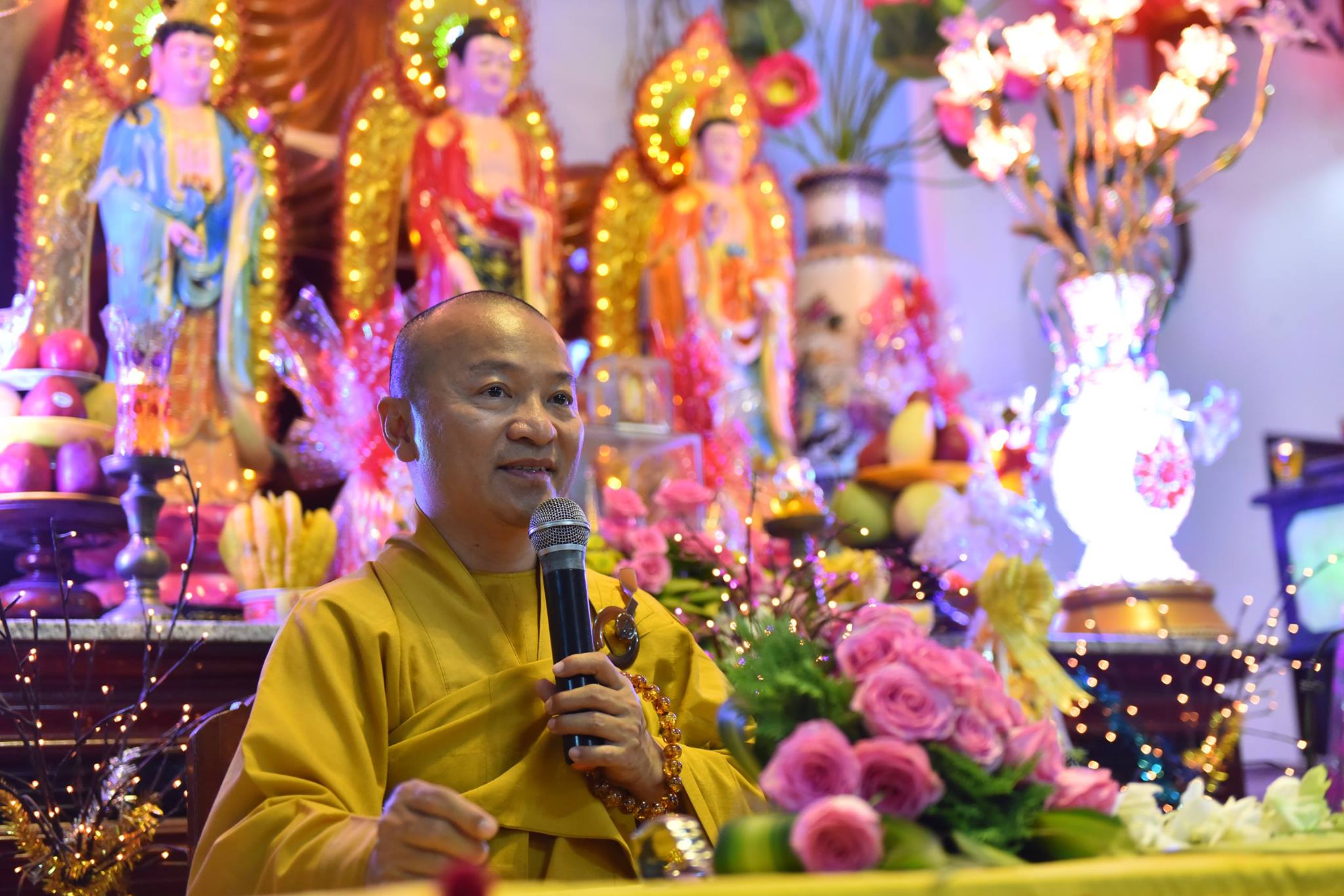 Thượng tọa Thích Nhật Từ thuyết giảng tại Khánh Hòa.