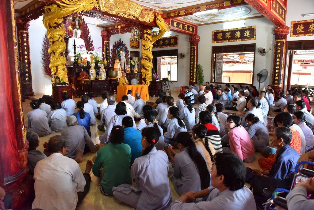 Thượng tọa Thích Nhật Từ thuyết giảng tại Khánh Hòa.