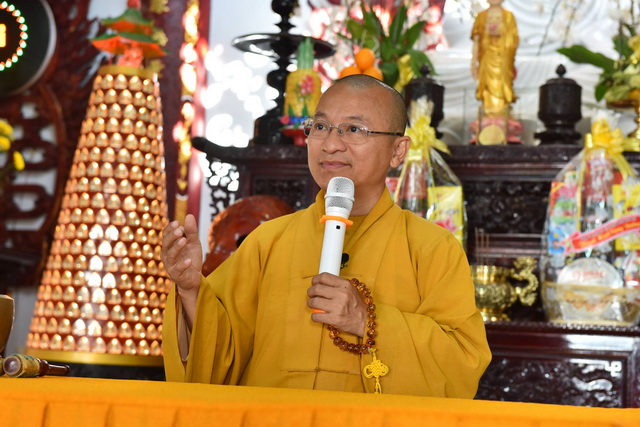 Thượng tọa Thích Nhật Từ thuyết giảng tại Khánh Hòa.