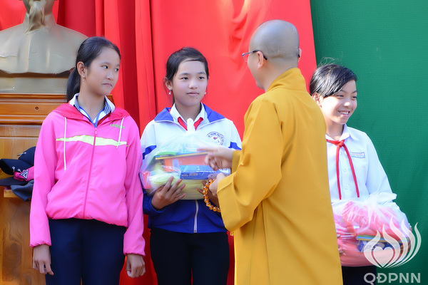Quỹ Đạo Phật Ngày Nay: Lễ khánh thành “Nhịp cầu yêu thương” và Trao tặng yêu thương cho người khiếm thị, nạn nhân chất độc da cam &amp; Học sinh tại Đắk Lắk (C72d &amp; C107)