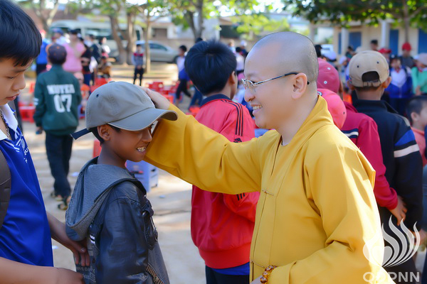Quỹ Đạo Phật Ngày Nay: Lễ khánh thành “Nhịp cầu yêu thương” và Trao tặng yêu thương cho người khiếm thị, nạn nhân chất độc da cam &amp; Học sinh tại Đắk Lắk (C72d &amp; C107)