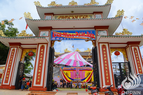 Quỹ Đạo Phật Ngày Nay: Lễ khánh thành “Nhịp cầu yêu thương” và Trao tặng yêu thương cho người khiếm thị, nạn nhân chất độc da cam &amp; Học sinh tại Đắk Lắk (C72d &amp; C107)