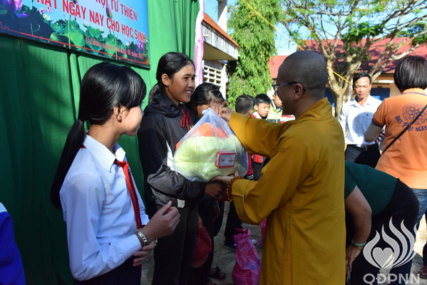 Quỹ Đạo Phật Ngày Nay: Lễ khánh thành “Nhịp cầu yêu thương” và Trao tặng yêu thương cho người khiếm thị, nạn nhân chất độc da cam &amp; Học sinh tại Đắk Lắk (C72d &amp; C107)