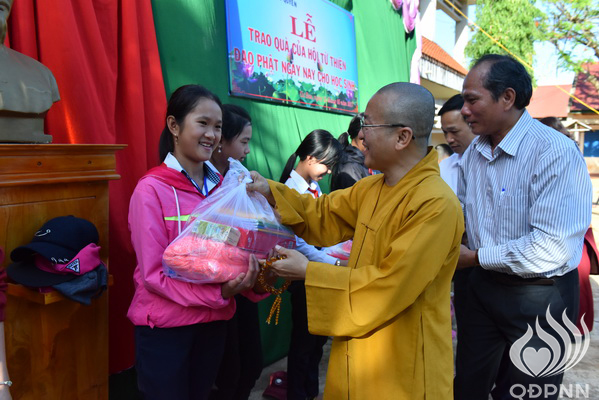 Quỹ Đạo Phật Ngày Nay: Lễ khánh thành “Nhịp cầu yêu thương” và Trao tặng yêu thương cho người khiếm thị, nạn nhân chất độc da cam &amp; Học sinh tại Đắk Lắk (C72d &amp; C107)