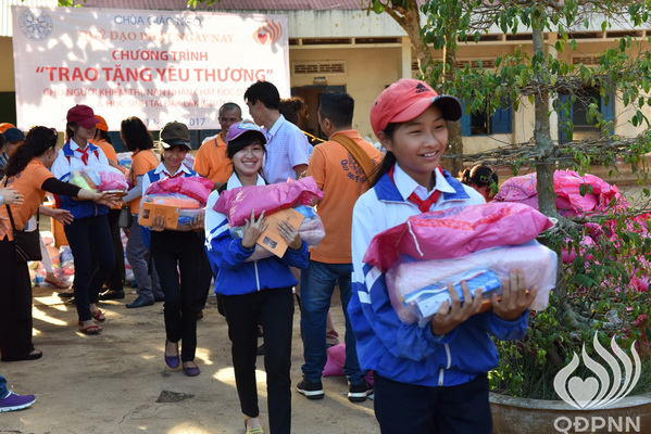 Quỹ Đạo Phật Ngày Nay: Lễ khánh thành “Nhịp cầu yêu thương” và Trao tặng yêu thương cho người khiếm thị, nạn nhân chất độc da cam &amp; Học sinh tại Đắk Lắk (C72d &amp; C107)