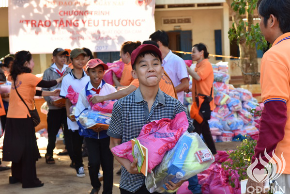 Quỹ Đạo Phật Ngày Nay: Lễ khánh thành “Nhịp cầu yêu thương” và Trao tặng yêu thương cho người khiếm thị, nạn nhân chất độc da cam &amp; Học sinh tại Đắk Lắk (C72d &amp; C107)