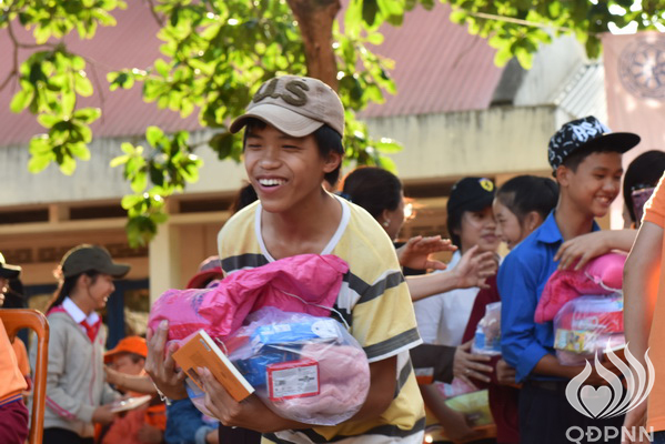Quỹ Đạo Phật Ngày Nay: Lễ khánh thành “Nhịp cầu yêu thương” và Trao tặng yêu thương cho người khiếm thị, nạn nhân chất độc da cam &amp; Học sinh tại Đắk Lắk (C72d &amp; C107)