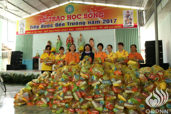 Quỹ Đạo Phật Ngày Nay - Tổng Kết Chương Trình Trao Quà Từ Thiện Và Trao Tặng Học Bổng Cho Học Sinh Nghèo Vượt Khó C101